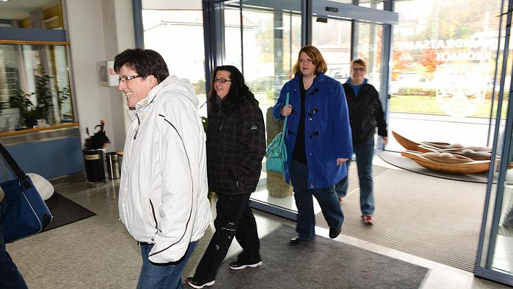 Kurz vor 12 Uhr betreten die Mütter das Landratsamt. Sie sind verärgert und gleichzeitig nervös, was heute bei dem Gespräch geschehen wird.  Foto: Ronald Rinklef