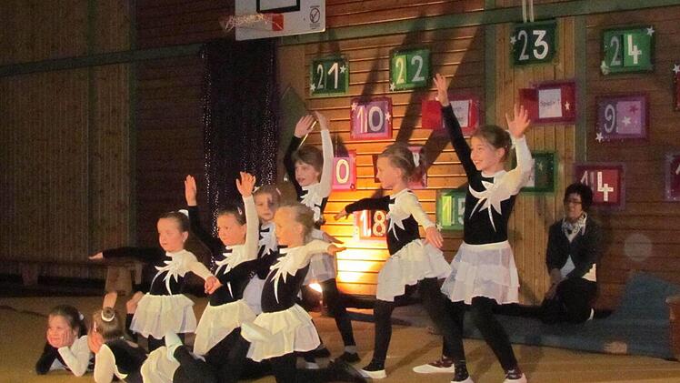 Mit Nussknackers kleinen Zuckerfeen begeisterten mit einer zauberhaften Tanzeinlage aus dem Ballett "Der Nussknacker" die fünf- bis achtjährigen Geräteturnerinnen. Foto: K.-H. Hofmann