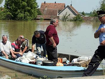 Diese Menschen in Bosnien und Herzegowina mussten aufgrund des Hochwassers ihre Häuser verlassen. epa/Fehim Demir
