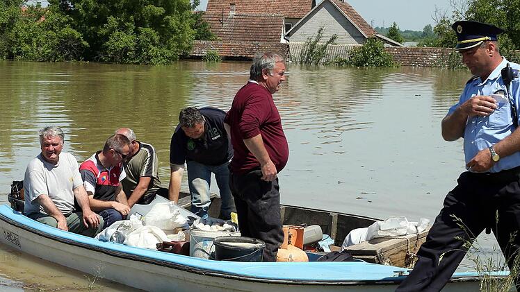 Diese Menschen in Bosnien und Herzegowina mussten aufgrund des Hochwassers ihre Häuser verlassen. epa/Fehim Demir
