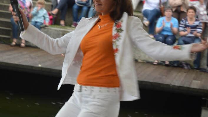 Die Schlagersängerin Kristin Rempt ist bekannt durch Funk- und Fernsehauftritte und unterstützt seit Jahren die Benefizaktion "1000 Herzen für Kronach" mit ihren gagenfreien Auftritten.