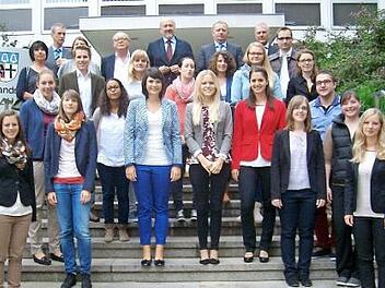 Schulamtsdirektor Josef Hammerl (hinten von rechts), Landrat Thomas Bold und Personalratsvorsitzender Rektor Wolfgang Wittmann sowie die Seminarrektoren hießen die 18 neuen Lehramtsanwärter an den Volksschulen des Bäderlandkreises willkommen. Foto: H.G. Ziegler