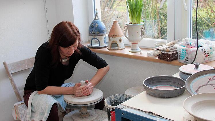 Aus einem Klumpen Ton entsteht ein kleines Kunstwerk. Foto: Johanna Blum
