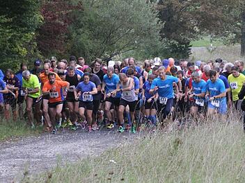 Dicht gedrängt gehen die Läuferinnen und Läufer unmittelbar nach dem Start auf die Strecke.