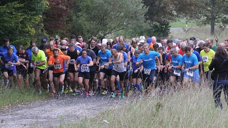 Dicht gedrängt gehen die Läuferinnen und Läufer unmittelbar nach dem Start auf die Strecke.