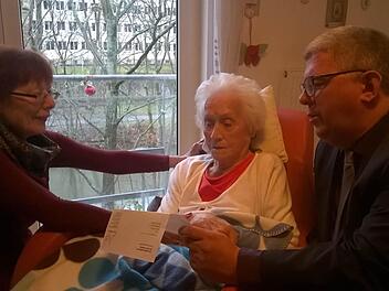 Bürgermeister Wolfgang Metzner gratuliert Marie Gabriel zum 101. Geburtstag, links die Tochter der Jubilarin, Editha Lipski. Foto: Jana Röckelein