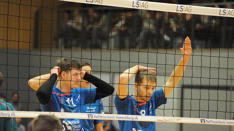 1:3 gegen den Tabellenführer verloren, aber wieder viele Sympathie-Punkte gewonnen haben Hammelburgs Volleyballer (blaue Trikots). Foto: Hopf