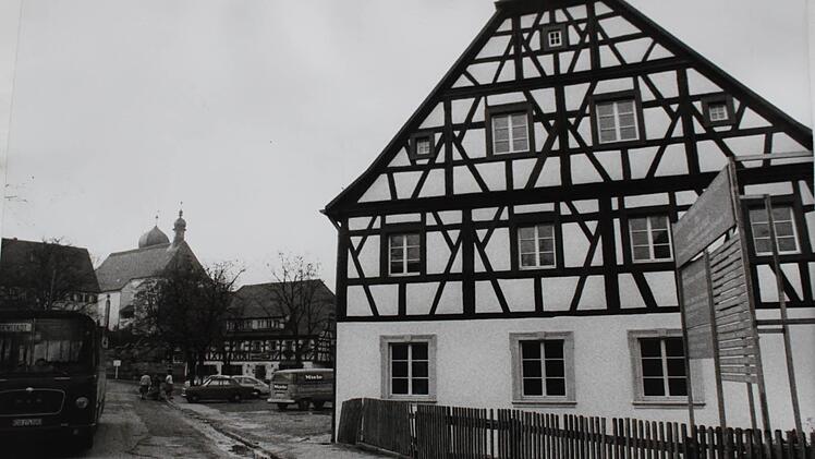 Aus dem Schulhaus am Markt war 1977 ein Rathaus geworden. Repro: Carmen Schwind