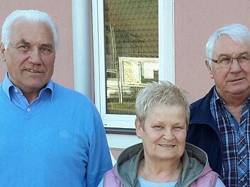 Urkunden gab es für die langjährigen Mitglieder (von links) Michael Mack, Roswitha Reder und Rolf Mozer. Sie engagieren sich in unterschiedlichen Funktionen in der Senioren-Union.  Foto: Rolf Pralle