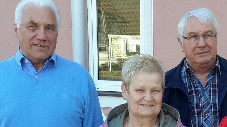 Urkunden gab es für die langjährigen Mitglieder (von links) Michael Mack, Roswitha Reder und Rolf Mozer. Sie engagieren sich in unterschiedlichen Funktionen in der Senioren-Union.  Foto: Rolf Pralle