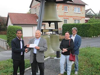 Pater Sony nahm den Scheck für die Aufstellung der Klosterglocken von   Alfred Graser im Beisein der ehemaligen Schatzmeisterin Heidi Sattes-Müller und Kirchenpfleger Thomas Klose entgegen (v. l.).  Winfried Ehling