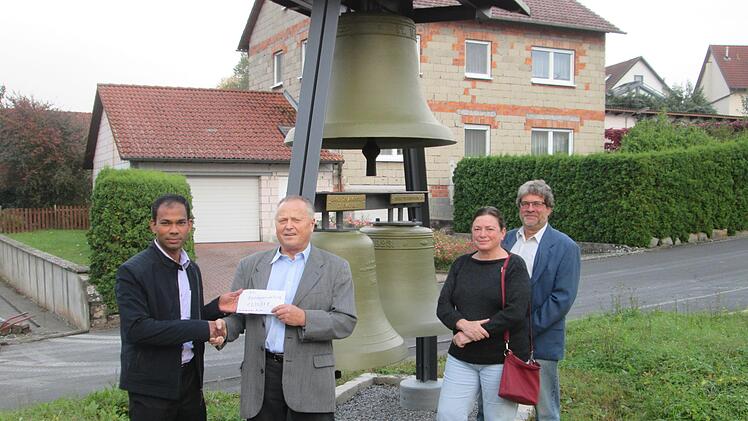 Pater Sony nahm den Scheck für die Aufstellung der Klosterglocken von   Alfred Graser im Beisein der ehemaligen Schatzmeisterin Heidi Sattes-Müller und Kirchenpfleger Thomas Klose entgegen (v. l.).  Winfried Ehling
