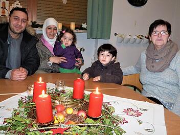 Die aus Syrien stammende Familie Alnehlawi - rechts Inge Hoch - hatte das Glück, in einer privaten Wohnung unterzukommen. Foto: Werner Reißaus
