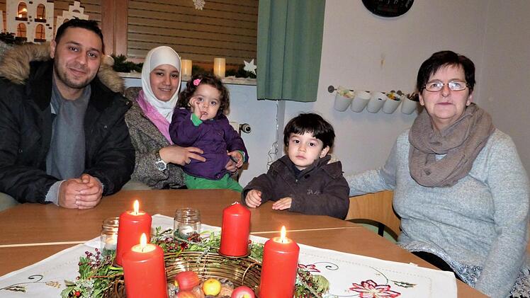 Die aus Syrien stammende Familie Alnehlawi - rechts Inge Hoch - hatte das Glück, in einer privaten Wohnung unterzukommen. Foto: Werner Reißaus