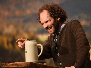 Kabarettist Maximilian Schafroth am Dienstagabend auf dem Nockherberg. Foto: Tobias Hase/dpa