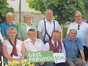 Sie erhielten die goldene Ehrennadel des Marktes Steinwiesen. Hier zusammen mit den Ehrengästen, Landrat Klaus Löffler (links) und Bürgermeister Gerhard Wunder (rechts)  Fotos: Susanne Deuerling