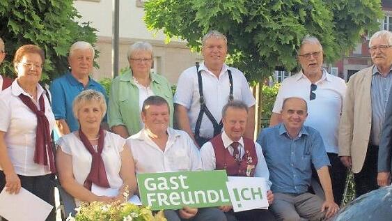Sie erhielten die goldene Ehrennadel des Marktes Steinwiesen. Hier zusammen mit den Ehrengästen, Landrat Klaus Löffler (links) und Bürgermeister Gerhard Wunder (rechts)  Fotos: Susanne Deuerling