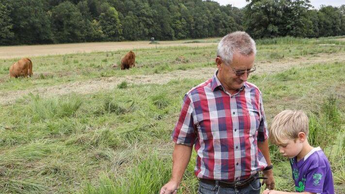 Anton Schmitt und Großonkel Winfried  Kundmüller sind Experten im Frösche fangen. Foto: Barbara Herbst