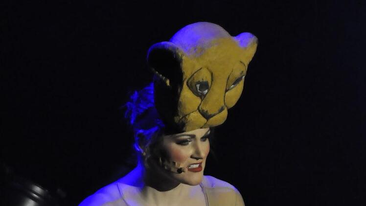 Die Sängerin Anne Hoth war ein kleiner Vulkan bei der Interpretation von Melodien der Gruppe "Queen" oder sinnlich bei "König der Löwen. Foto: Peter Klopf