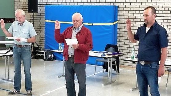 Die Vereidigung der neuen Feldgeschworenen (v.&nbsp;l.): Reinhold Diestler, Nikolaus M&ouml;hrlein und Hans Langenfelder  Foto: Thomas Weichert