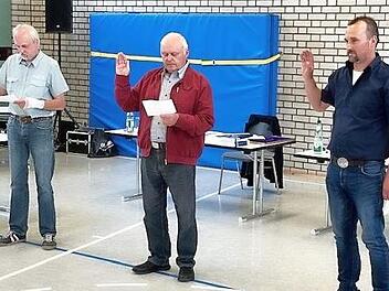 Die Vereidigung der neuen Feldgeschworenen (v. l.): Reinhold Diestler, Nikolaus Möhrlein und Hans Langenfelder  Foto: Thomas Weichert