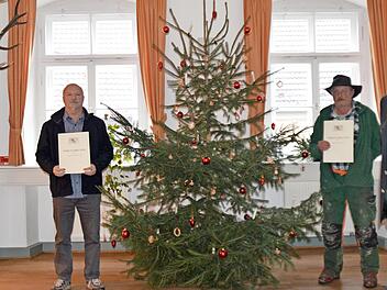 Unser Bild zeigt (von links) Andreas Füller, stellvertretender Forstbetriebsleiter, Forstwirtschaftsmeister Reihnard Klein, Forstwirt Ludwig Plobner sowie Forstbetriebsleiter Daniel Zippert.