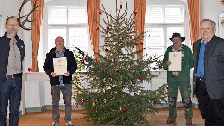 Unser Bild zeigt (von links) Andreas Füller, stellvertretender Forstbetriebsleiter, Forstwirtschaftsmeister Reihnard Klein, Forstwirt Ludwig Plobner sowie Forstbetriebsleiter Daniel Zippert.