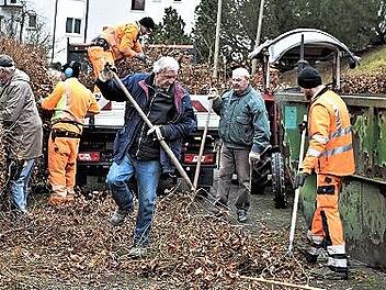 Mit vereinten Kräften wandten sich die „rüstigen Rentner“ von Strössendorf und die Gemeindebediensteten diesmal dem Friedhof von Strössendorf zu, was aufgrund der fast schon frühlingshaften Temperaturen möglich war.