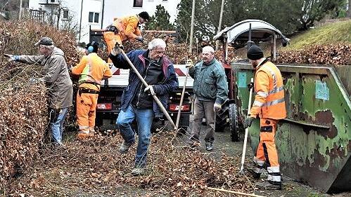 Mit vereinten Kräften wandten sich die „rüstigen Rentner“ von Strössendorf und die Gemeindebediensteten diesmal dem Friedhof von Strössendorf zu, was aufgrund der fast schon frühlingshaften Temperaturen möglich war.