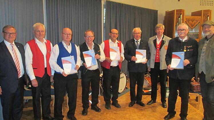 NBMB-Präsident Manfred Ländner (l.) und Bezirksvorsitzender Max Mages (r.) gratulierten zur Auszeichnung für langjähriges Musizieren (v.l.) Elmar Stark, Stefan Betz, Erich Weber, Manfred Adrio, Otmar Lutz, Rainer Steinbach und Robert Schuler.