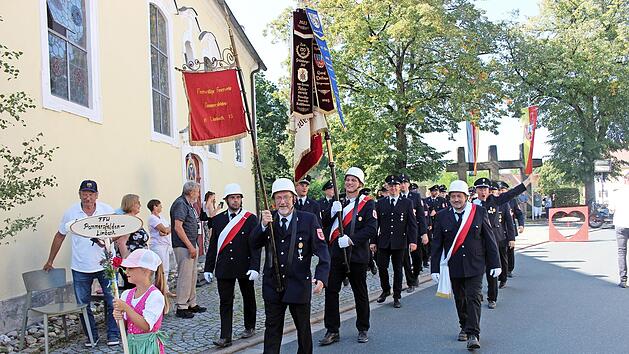 Der Festzug hat viele Besucher angelockt &hellip;