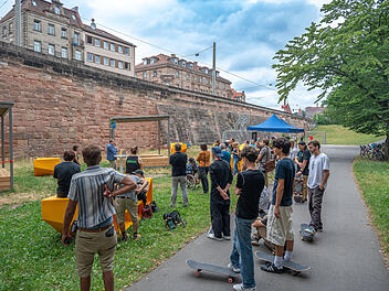 Nürnberg: Neue Jugendunterstände im Spittlertorgraben eröffnet