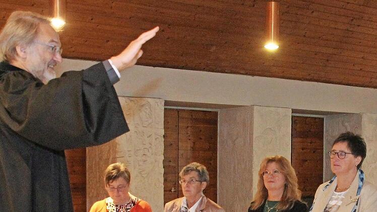 Pfarrer Klaus Eyselein spendet den Jubilaren Gottes Segen.