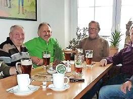 Auf dem Foto sind die ersten Teilnehmerinnen und Teilnehmer zu sehen: Von links Reinhold N., Georg Z., Hubert Sch., Alfred K., Alois K. und Harald M. Diese sechs Personen unternahmen die erste Wanderung der Gruppe zum Wittelsbacherturm 2016.