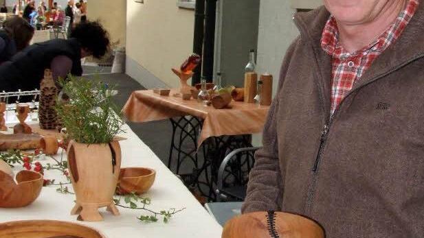 Nur noch sein Akzent erinnert an seine Herkunft aus Kanada. Jesse Cobb drechselt aus Holz  Deko-Artikel.