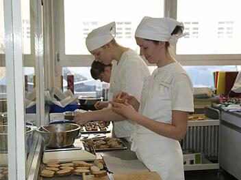 Sehr gelassen und gut organisiert legten die Fachschülerinnen letzte Hand an das Vier-Gänge-Menü, zu dem die Lieferanten eingeladen waren.