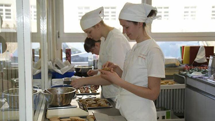 Sehr gelassen und gut organisiert legten die Fachschülerinnen letzte Hand an das Vier-Gänge-Menü, zu dem die Lieferanten eingeladen waren.
