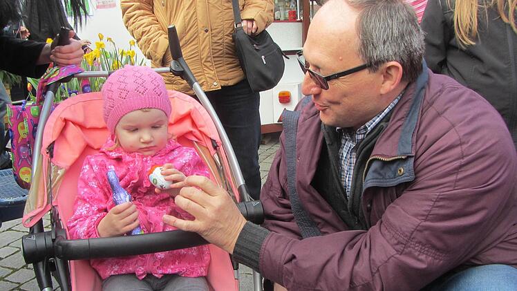 Über einen Osterhasen vom Leiter des Bauhofes Alois Neuhöfer freute sich die kleine Emilia.