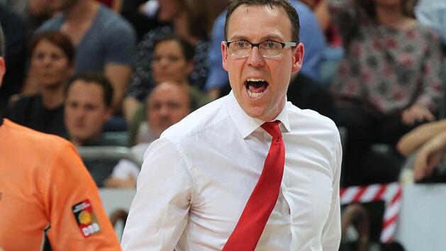 In der "Frankenh&ouml;lle" wird es schnell hei&szlig; - kein Wunder, dass Chris Fleming fr&uuml;her oder sp&auml;ter sein Sakko auszieht. Foto: Matthias Hoch