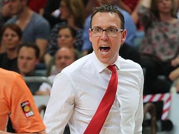 In der "Frankenh&ouml;lle" wird es schnell hei&szlig; - kein Wunder, dass Chris Fleming fr&uuml;her oder sp&auml;ter sein Sakko auszieht. Foto: Matthias Hoch