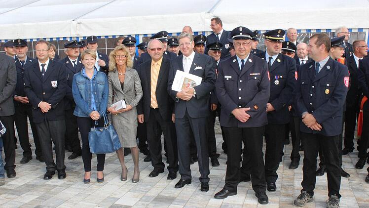Zur Einweihung des neuen Feuerwehrhauses kamen auch KBI Wolf, KBM Burkhardt, Bürgermeister Heinz Richter und Vize-Landrat Otto Siebenhaar Foto: fra-press