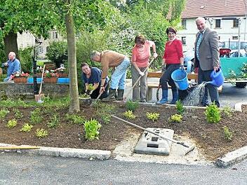 Kräftig zugelangt haben die Zettlitzer, um ihr Dorf zu verschönern. Das Bild zeigt die Fleißigen um Erwin Pöhlmann (vierter von rechts) bei den Pflanzarbeiten. Auch Rugendorfs Bürgermeister Ralf Holzmann (rechts) griff zur Gießkanne. Foto: Klaus-Peter Wulf