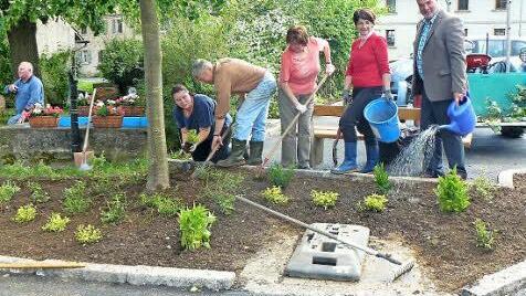 Kräftig zugelangt haben die Zettlitzer, um ihr Dorf zu verschönern. Das Bild zeigt die Fleißigen um Erwin Pöhlmann (vierter von rechts) bei den Pflanzarbeiten. Auch Rugendorfs Bürgermeister Ralf Holzmann (rechts) griff zur Gießkanne. Foto: Klaus-Peter Wulf