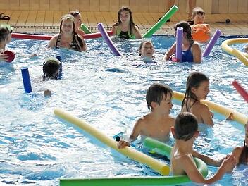 Ein Bild aus den Zeiten vor der Schließung: Kinder lernen im Hallenbad Wildflecken das Schwimmen.  Foto: Helmut Raab/Archiv