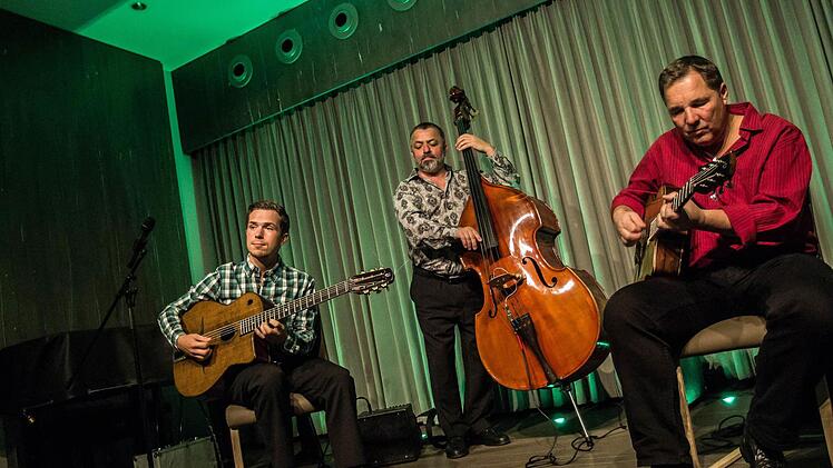 Beeindruckendes Gastspiel: Diknu Schneeberger, Joschi Schneeberger und Martin Spitzer (von links) eröffneten die neue Saison bei "Leise am Markt" in Coburg. Foto: Jochen Berger