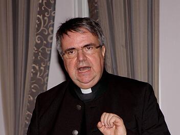 Domkapitular Clemens Bieber bei seinem Grußwort aus der Sicht der Kirche. Fotos: Günther Geiling