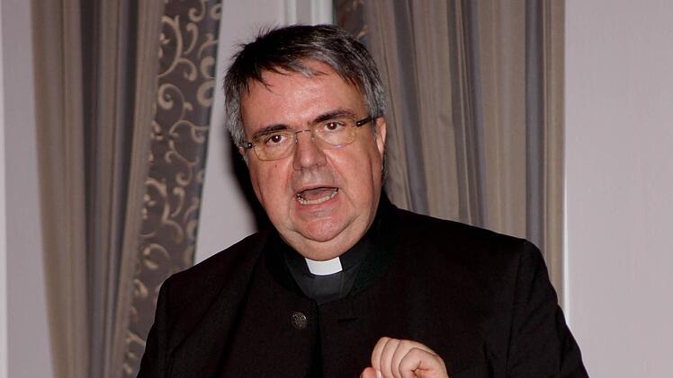 Domkapitular Clemens Bieber bei seinem Grußwort aus der Sicht der Kirche. Fotos: Günther Geiling