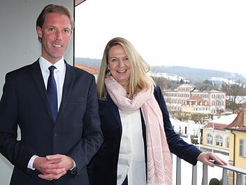 So schön war der Blick noch nie: Kurdirektorin Andrea Schallenkammer und Oliver Fiege, Chef des Dorint-Hotels, stehen in der vierten Etage des neuen Park-Flügels. Das Gebäude wurde nicht nur generalsaniert, sondern auch um eine Etage erhöht. Foto: Ulrike Müller