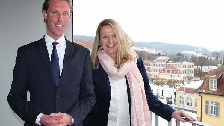 So schön war der Blick noch nie: Kurdirektorin Andrea Schallenkammer und Oliver Fiege, Chef des Dorint-Hotels, stehen in der vierten Etage des neuen Park-Flügels. Das Gebäude wurde nicht nur generalsaniert, sondern auch um eine Etage erhöht. Foto: Ulrike Müller