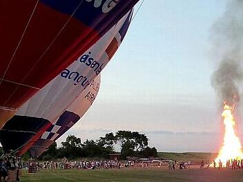 Die Ballons blieben am Boden, aber das Johannisfeuer wurde entzündet. Foto: Richard Sänger